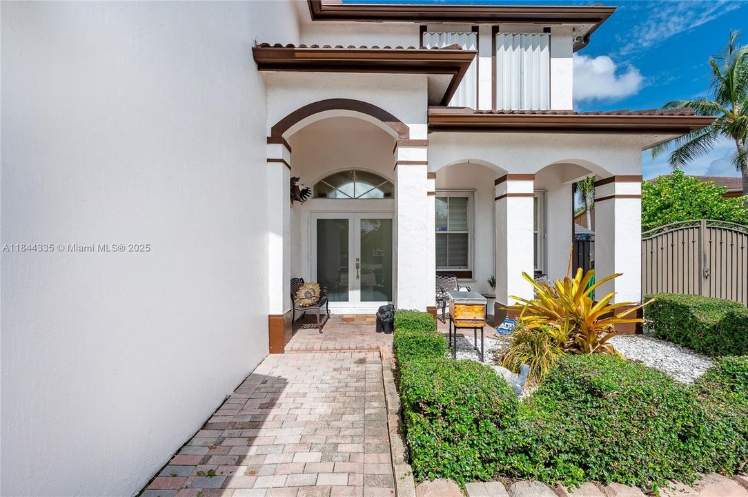 合同活跃: $1,050,000 (5 贝兹, 5 浴室, 3043 平方英尺)