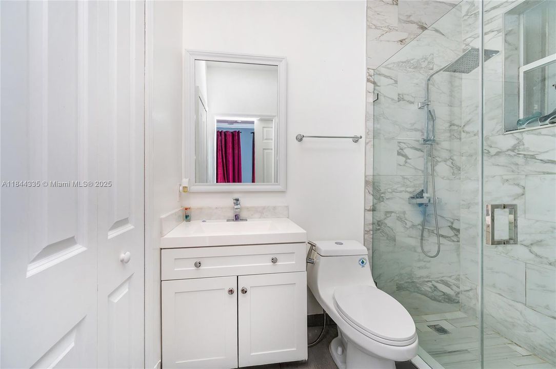 合同活跃: $1,050,000 (5 贝兹, 5 浴室, 3043 平方英尺)