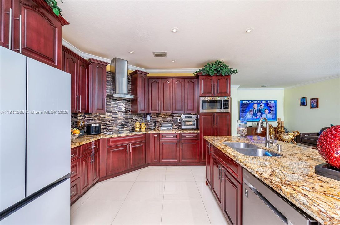 合同活跃: $1,050,000 (5 贝兹, 5 浴室, 3043 平方英尺)