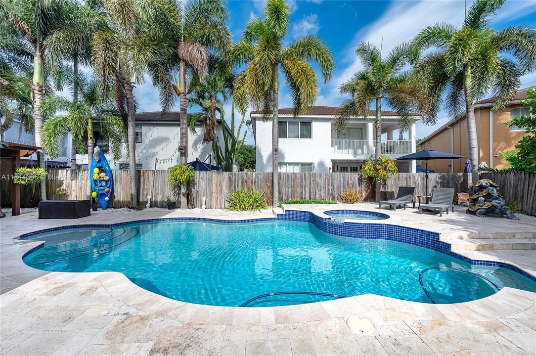 合同活跃: $1,050,000 (5 贝兹, 5 浴室, 3043 平方英尺)