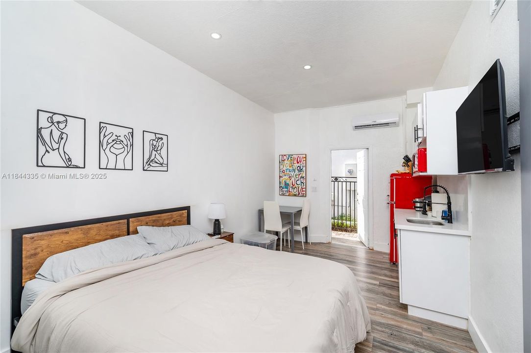 合同活跃: $1,050,000 (5 贝兹, 5 浴室, 3043 平方英尺)