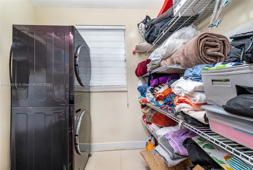 合同活跃: $1,050,000 (5 贝兹, 5 浴室, 3043 平方英尺)