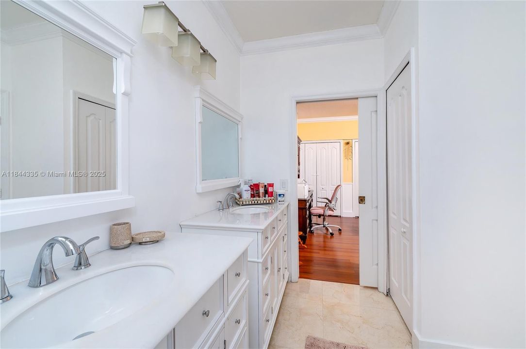 合同活跃: $1,050,000 (5 贝兹, 5 浴室, 3043 平方英尺)