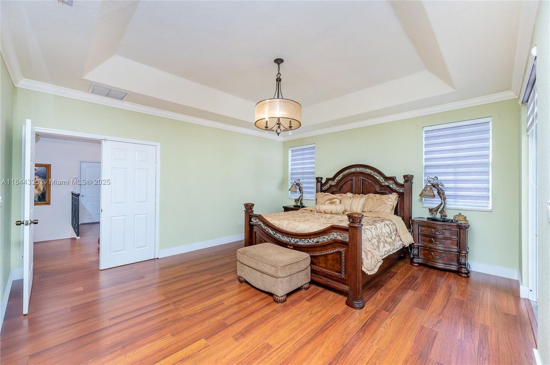 合同活跃: $1,050,000 (5 贝兹, 5 浴室, 3043 平方英尺)