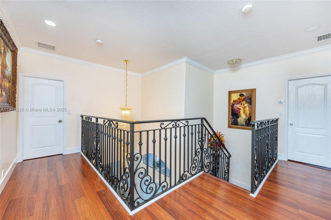 合同活跃: $1,050,000 (5 贝兹, 5 浴室, 3043 平方英尺)