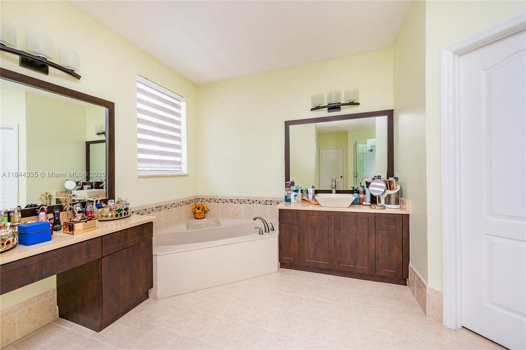 合同活跃: $1,050,000 (5 贝兹, 5 浴室, 3043 平方英尺)