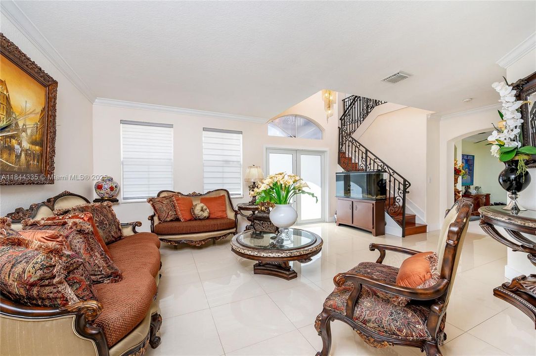 合同活跃: $1,050,000 (5 贝兹, 5 浴室, 3043 平方英尺)