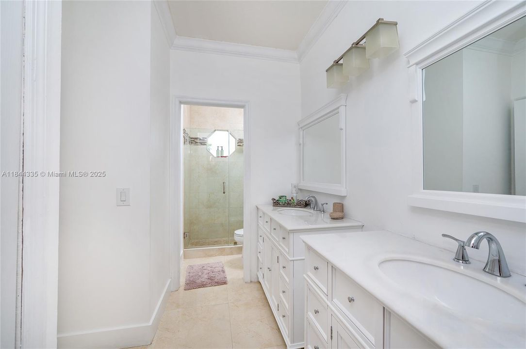 合同活跃: $1,050,000 (5 贝兹, 5 浴室, 3043 平方英尺)