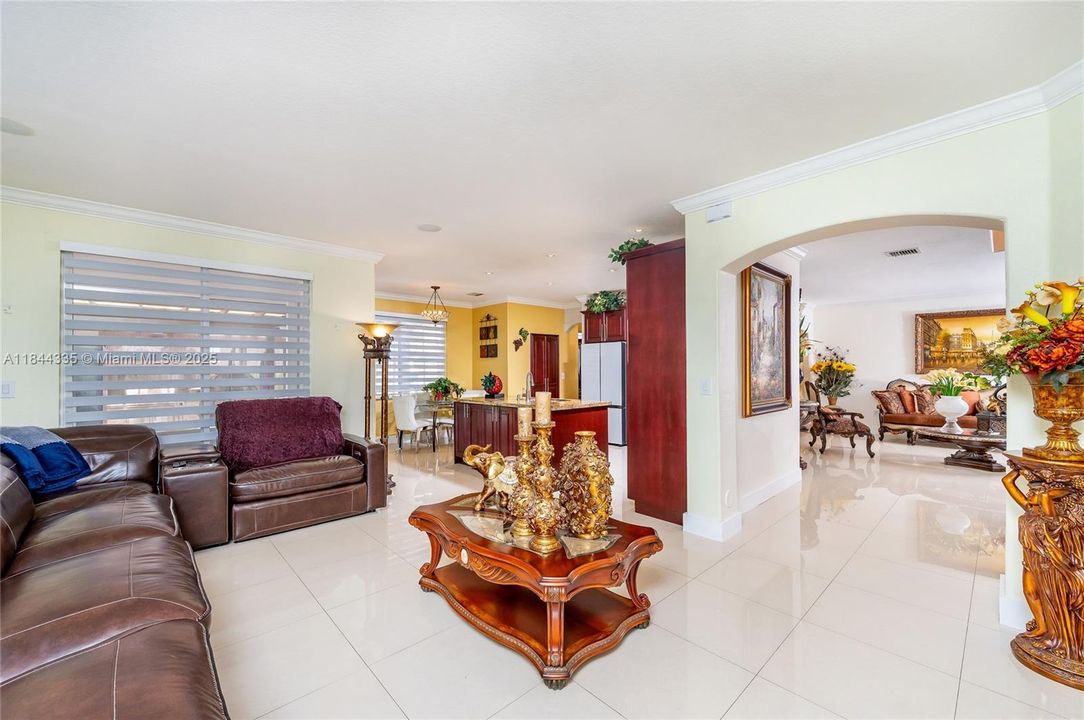 合同活跃: $1,050,000 (5 贝兹, 5 浴室, 3043 平方英尺)