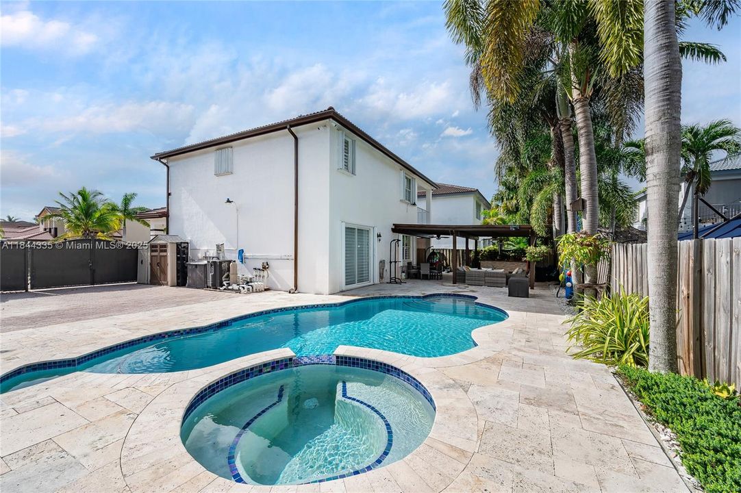 合同活跃: $1,050,000 (5 贝兹, 5 浴室, 3043 平方英尺)