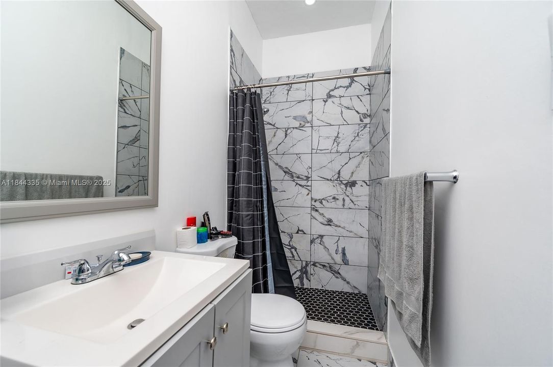 合同活跃: $1,050,000 (5 贝兹, 5 浴室, 3043 平方英尺)