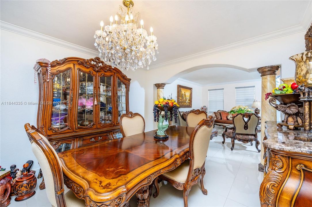 合同活跃: $1,050,000 (5 贝兹, 5 浴室, 3043 平方英尺)