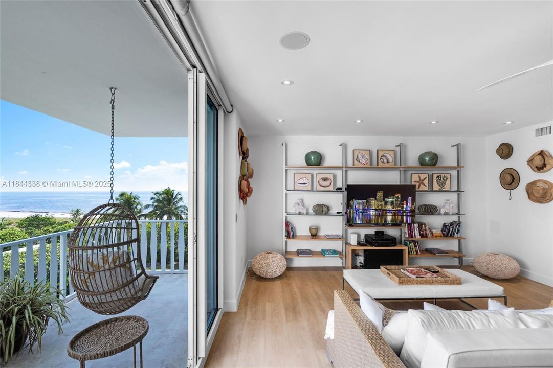 For Sale: $990,000 (1 beds, 1 baths, 1225 Square Feet)