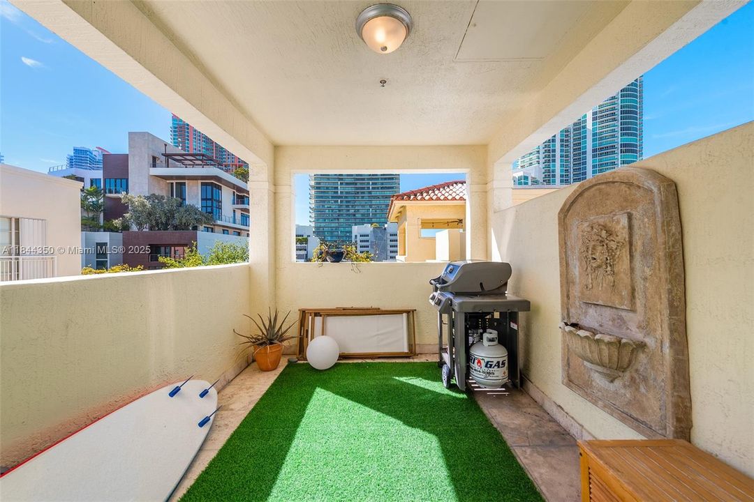 Recently Sold: $1,170,000 (3 beds, 2 baths, 1300 Square Feet)