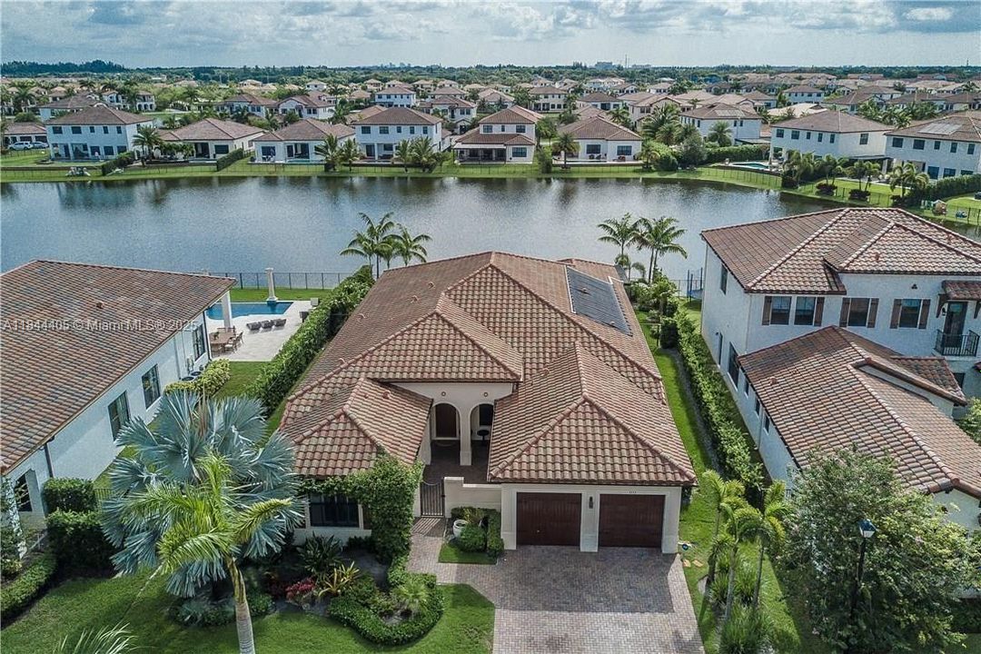 最近售出: $1,575,000 (5 贝兹, 3 浴室, 3340 平方英尺)