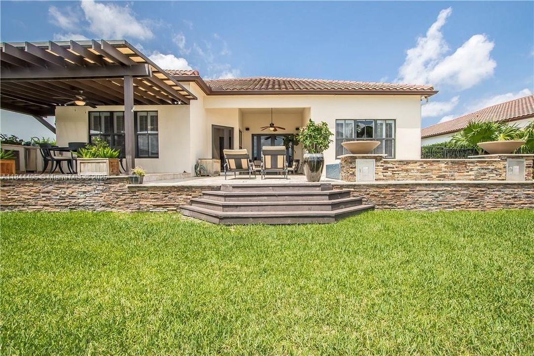 最近售出: $1,575,000 (5 贝兹, 3 浴室, 3340 平方英尺)