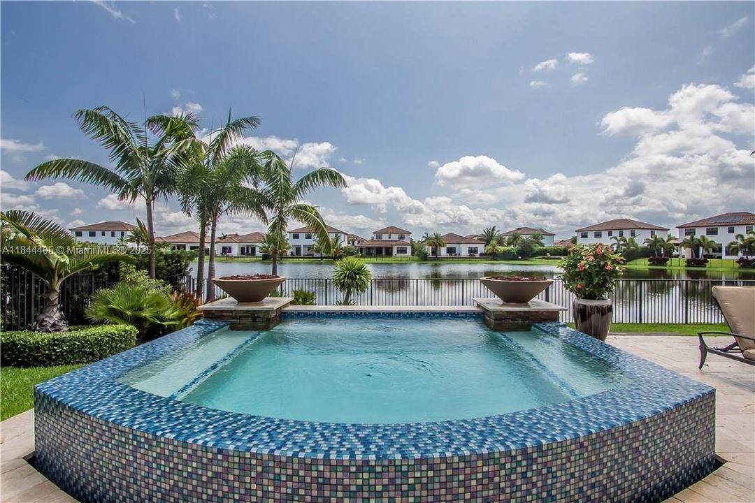 最近售出: $1,575,000 (5 贝兹, 3 浴室, 3340 平方英尺)