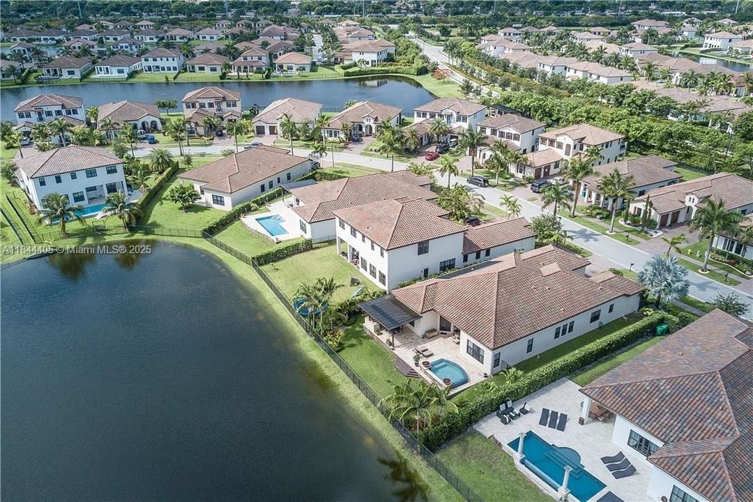 最近售出: $1,575,000 (5 贝兹, 3 浴室, 3340 平方英尺)