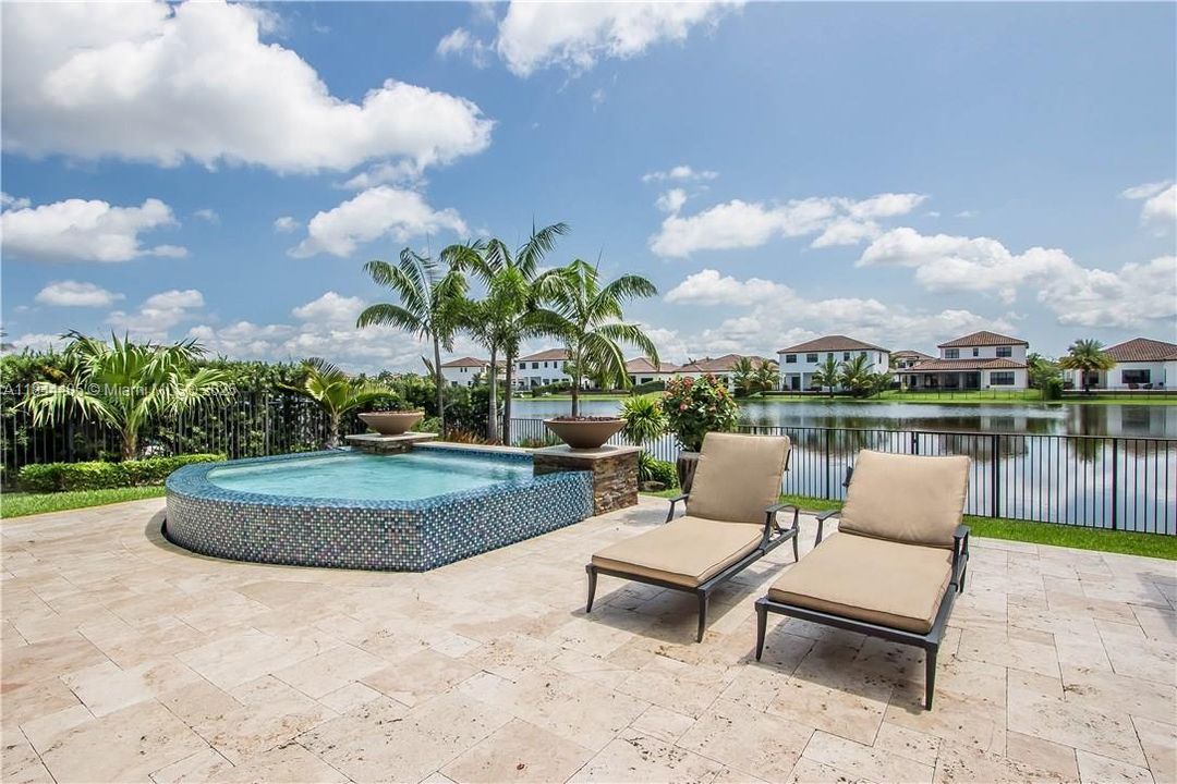 最近售出: $1,575,000 (5 贝兹, 3 浴室, 3340 平方英尺)