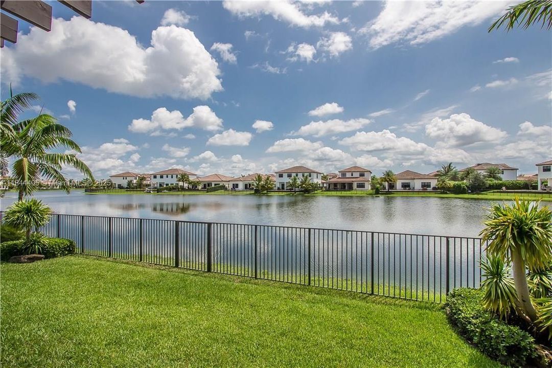 最近售出: $1,575,000 (5 贝兹, 3 浴室, 3340 平方英尺)