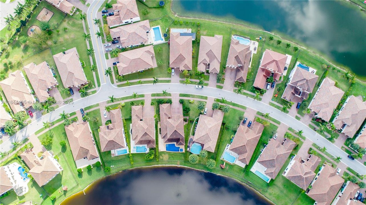 最近售出: $1,575,000 (5 贝兹, 3 浴室, 3340 平方英尺)