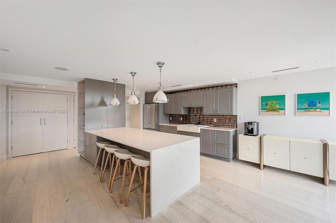 En Venta: $2,595,000 (3 camas, 3 baños, 2388 Pies cuadrados)