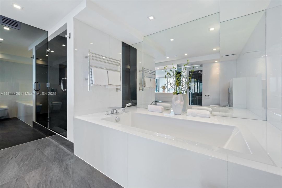 合同活跃: $3,500,000 (3 贝兹, 3 浴室, 2246 平方英尺)