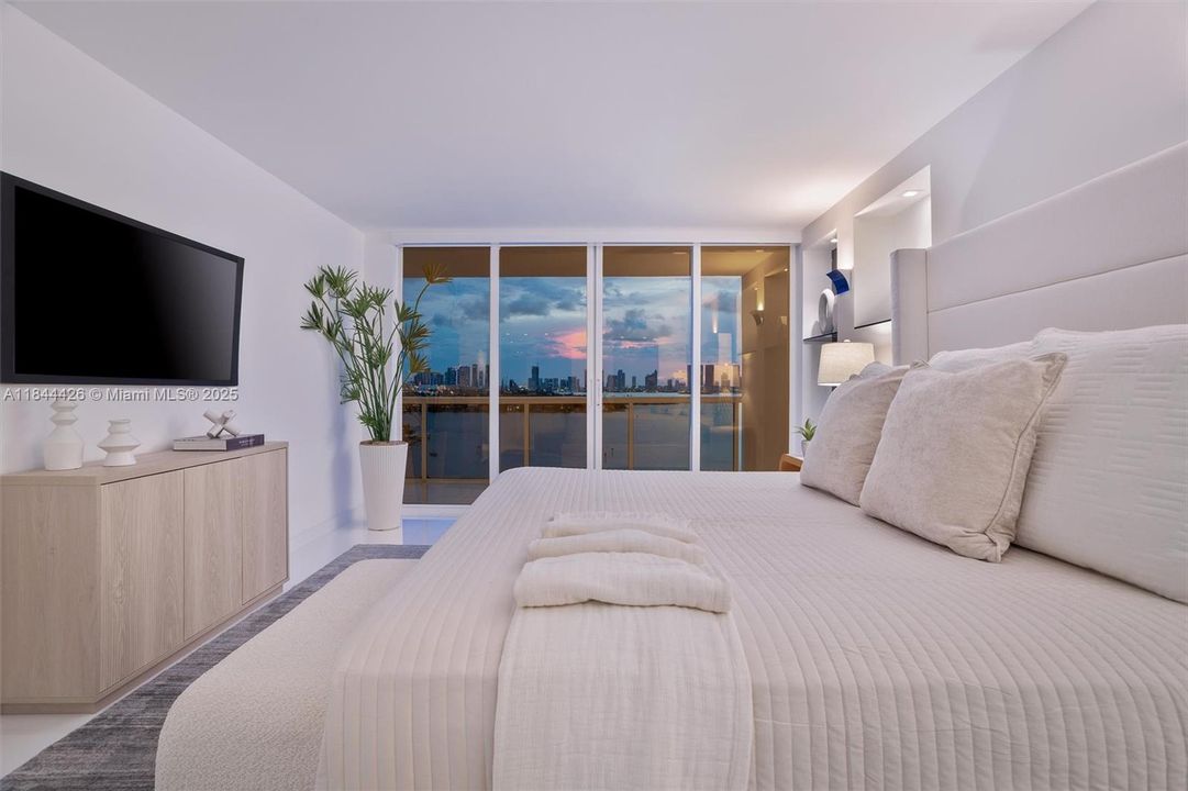 合同活跃: $3,500,000 (3 贝兹, 3 浴室, 2246 平方英尺)