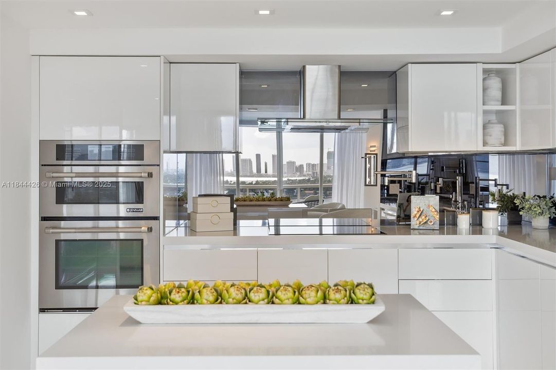 合同活跃: $3,500,000 (3 贝兹, 3 浴室, 2246 平方英尺)