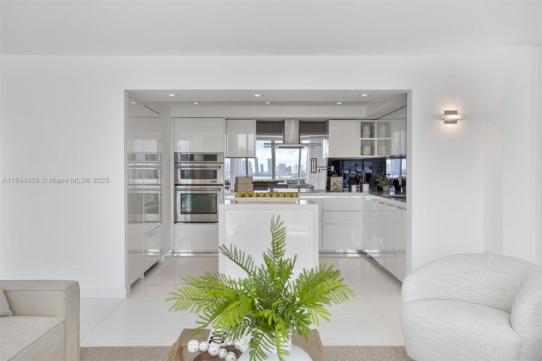 合同活跃: $3,500,000 (3 贝兹, 3 浴室, 2246 平方英尺)