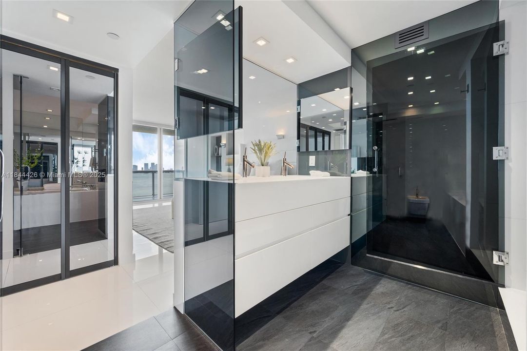 合同活跃: $3,500,000 (3 贝兹, 3 浴室, 2246 平方英尺)