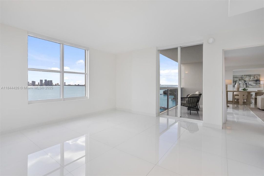 合同活跃: $3,500,000 (3 贝兹, 3 浴室, 2246 平方英尺)