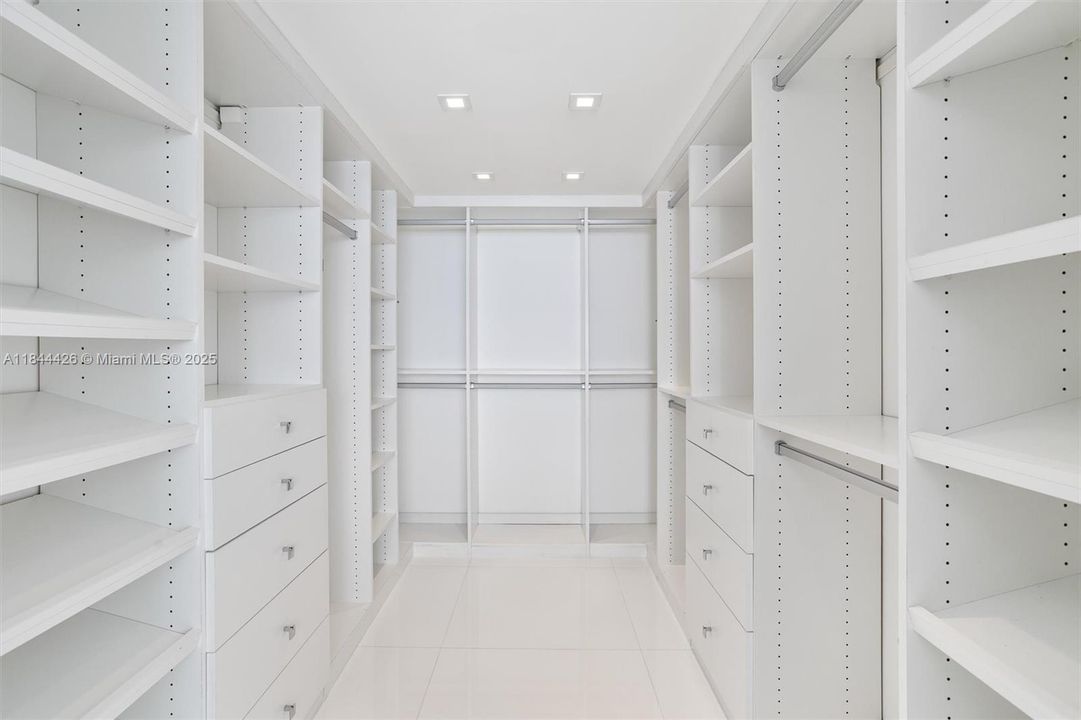 合同活跃: $3,500,000 (3 贝兹, 3 浴室, 2246 平方英尺)