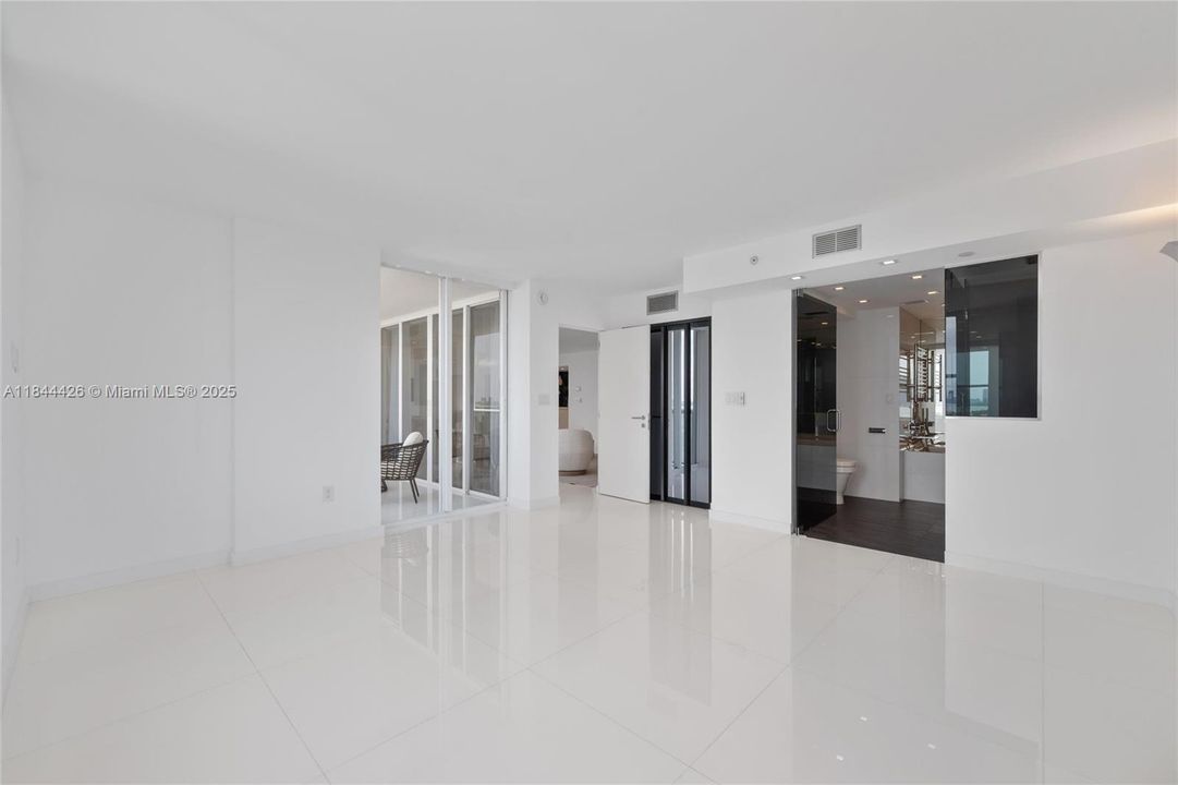 合同活跃: $3,500,000 (3 贝兹, 3 浴室, 2246 平方英尺)