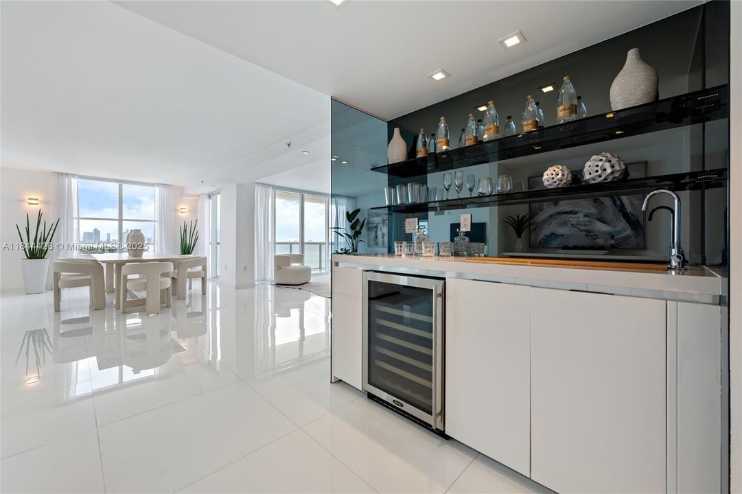 合同活跃: $3,500,000 (3 贝兹, 3 浴室, 2246 平方英尺)