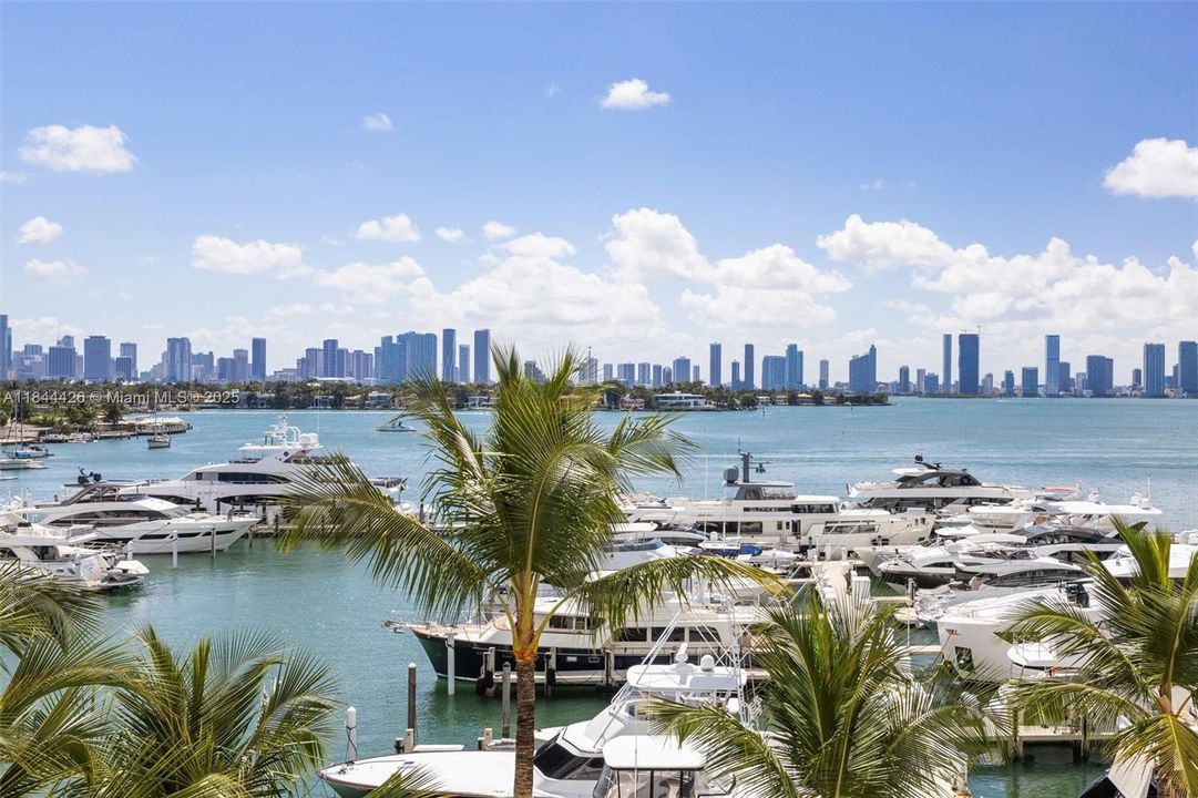 合同活跃: $3,500,000 (3 贝兹, 3 浴室, 2246 平方英尺)