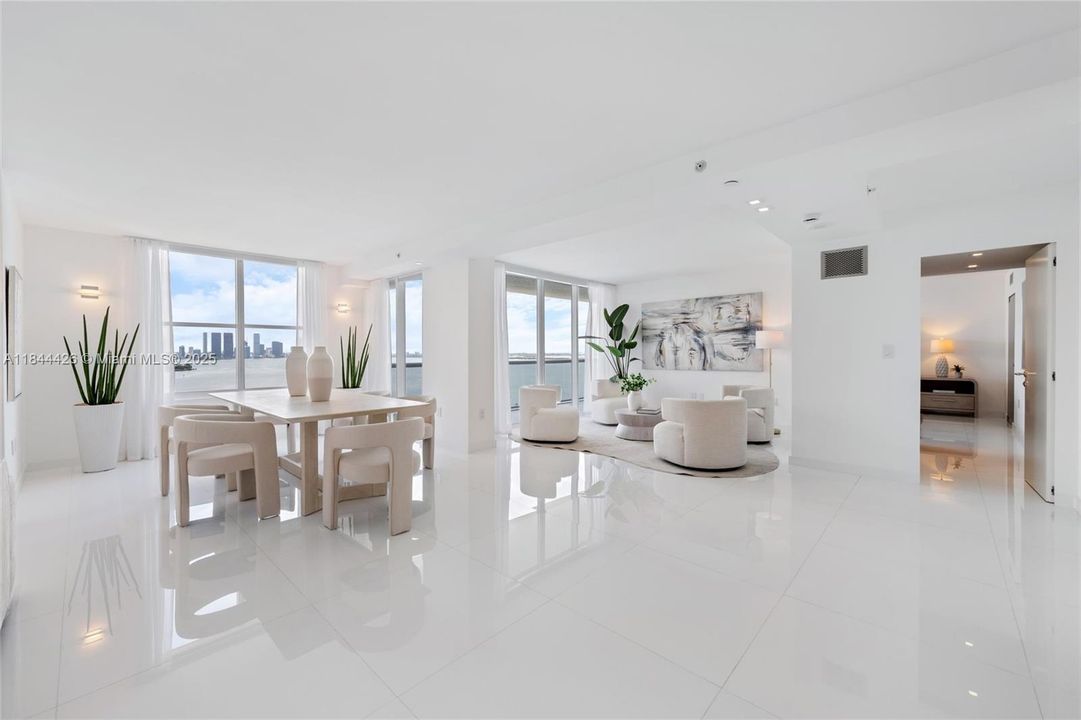 合同活跃: $3,500,000 (3 贝兹, 3 浴室, 2246 平方英尺)