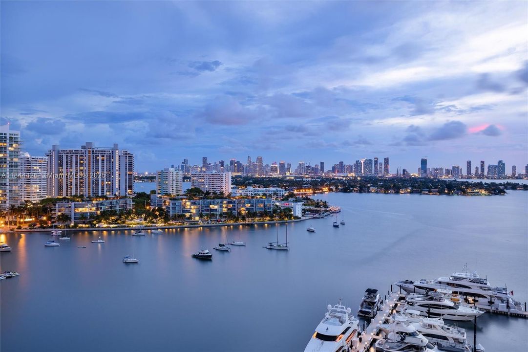 合同活跃: $3,500,000 (3 贝兹, 3 浴室, 2246 平方英尺)