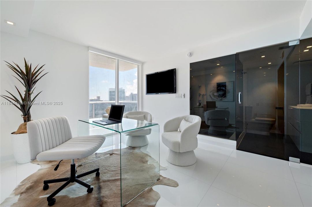 合同活跃: $3,500,000 (3 贝兹, 3 浴室, 2246 平方英尺)