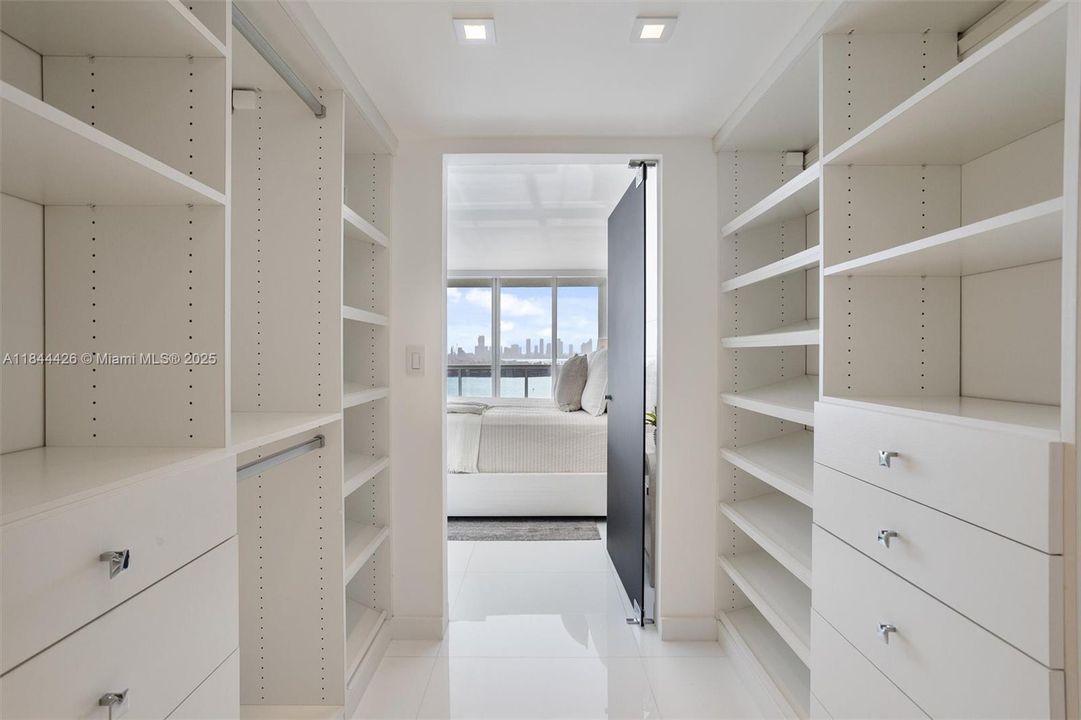 合同活跃: $3,500,000 (3 贝兹, 3 浴室, 2246 平方英尺)