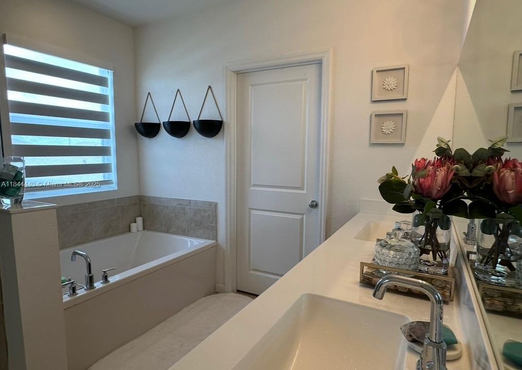 Active With Contract: $699,000 (6 beds, 4 baths, 2944 Square Feet)