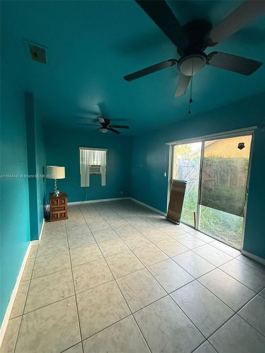 Vendido Recientemente: $360,000 (3 camas, 2 baños, 1287 Pies cuadrados)