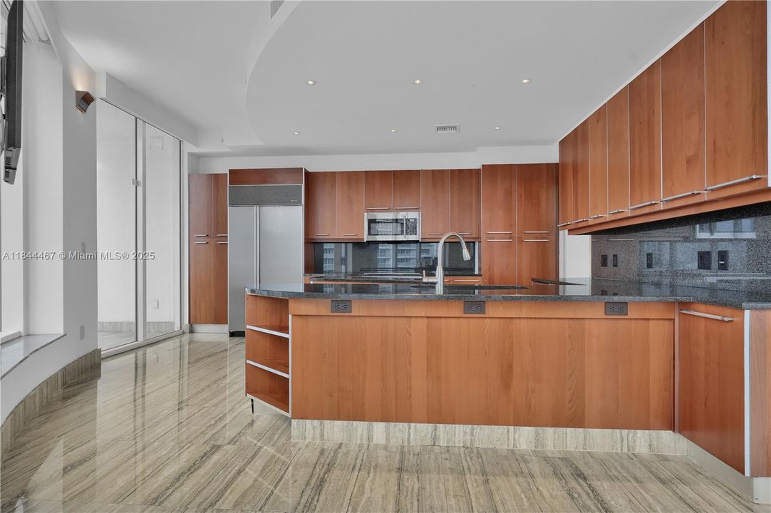 Active With Contract: $12,650 (3 beds, 3 baths, 2591 Square Feet)