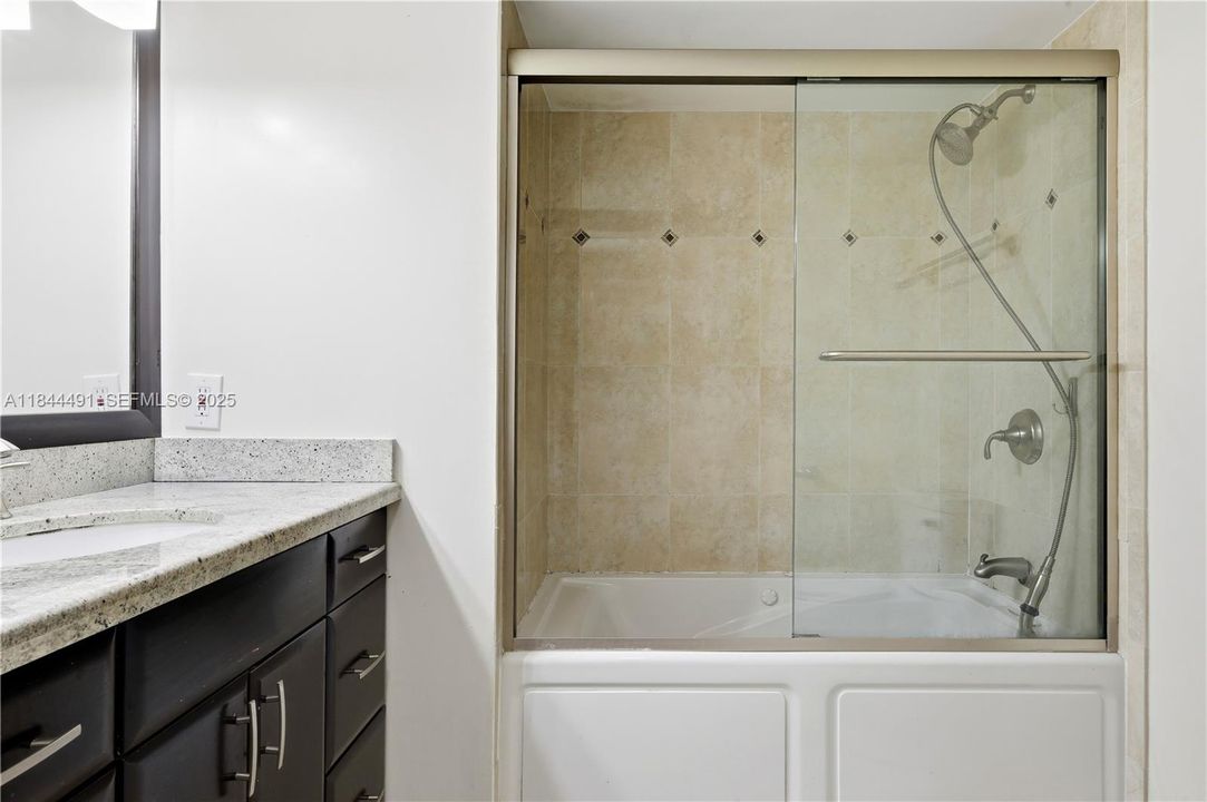 En Venta: $250,000 (2 camas, 2 baños, 1072 Pies cuadrados)