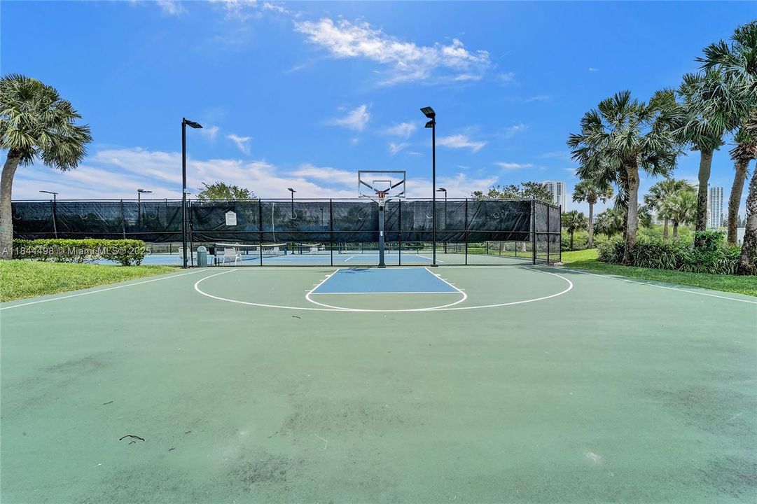 合同活跃: $1,299,000 (3 贝兹, 2 浴室, 2204 平方英尺)