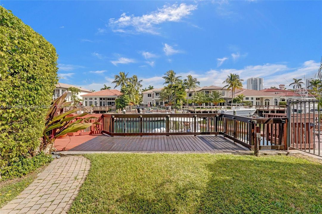 合同活跃: $1,299,000 (3 贝兹, 2 浴室, 2204 平方英尺)