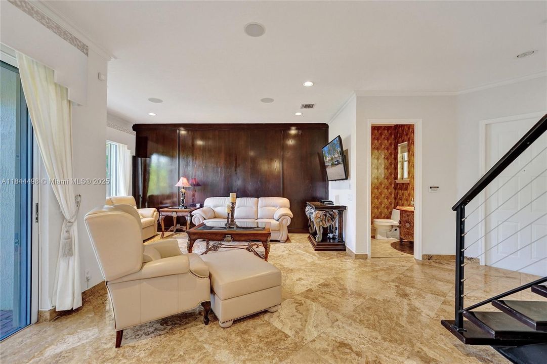 合同活跃: $1,299,000 (3 贝兹, 2 浴室, 2204 平方英尺)