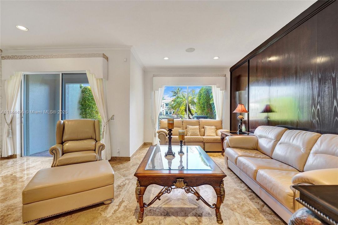 合同活跃: $1,299,000 (3 贝兹, 2 浴室, 2204 平方英尺)