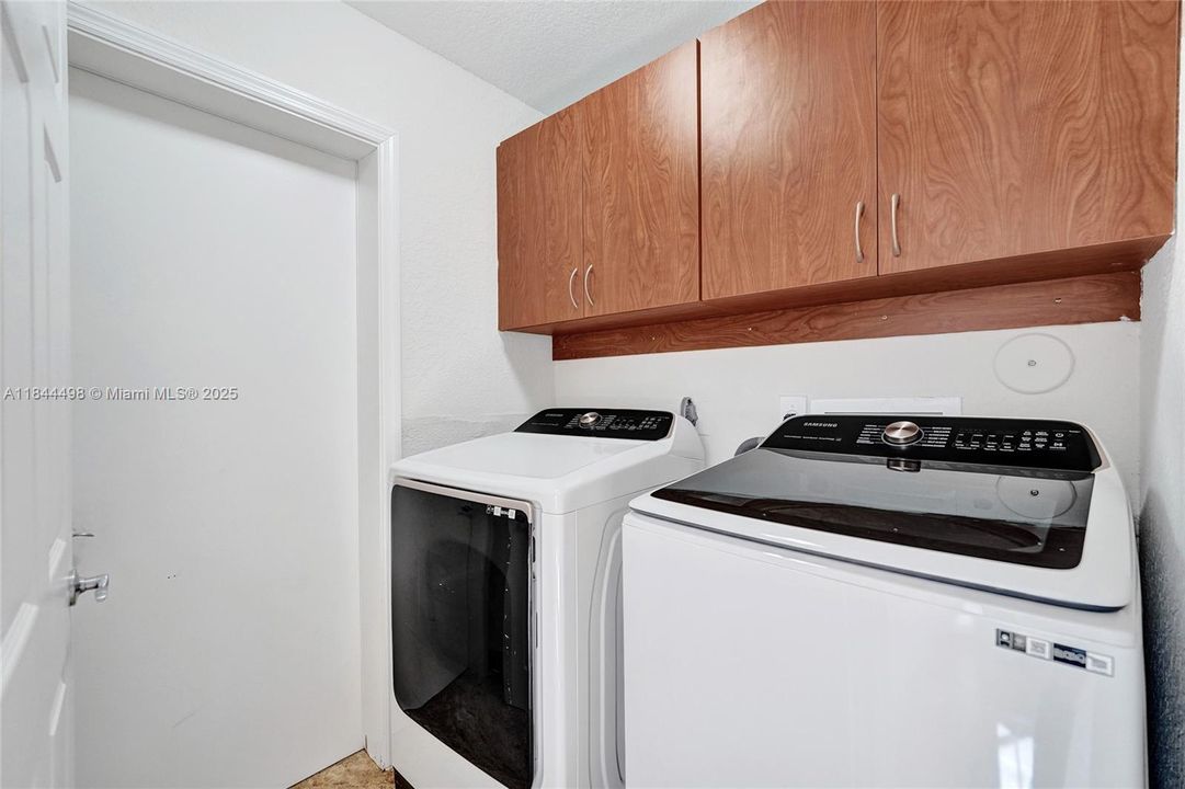 合同活跃: $1,299,000 (3 贝兹, 2 浴室, 2204 平方英尺)