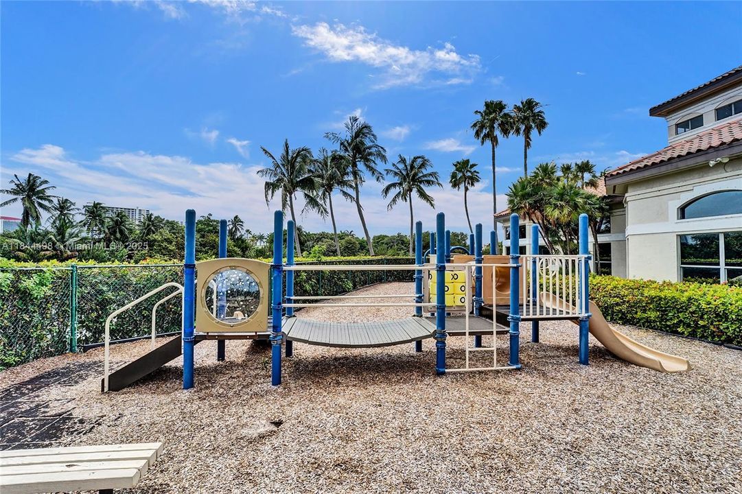 合同活跃: $1,299,000 (3 贝兹, 2 浴室, 2204 平方英尺)